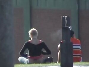 日焼けした男性単裸のロシアのオートバイの ...