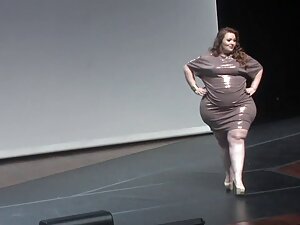 20歳の美しさと親密なヘアスタイルは、エ ...