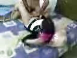 金髪の甘いレズビアンlicks彼女の薄い ...