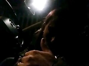 男は引き裂かれた靴下を温め、甘いヤギとセ ...